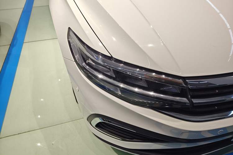 Used Volkswagen Bora 2023 200TSI DSG Comfort Edition Right Front Headlight