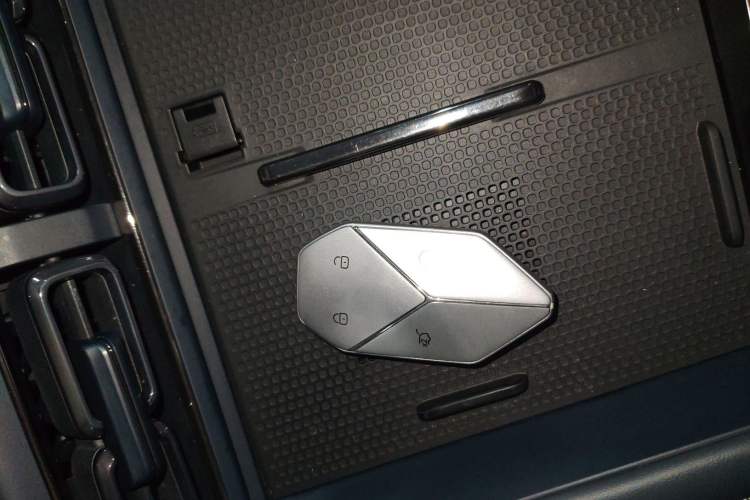 Used Formula Leopard 5 2023 Navigator Edition
