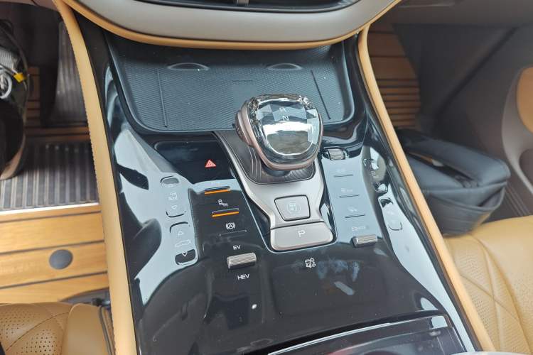 Used Denza D9 2022 DM-i 1040 Prestige Model