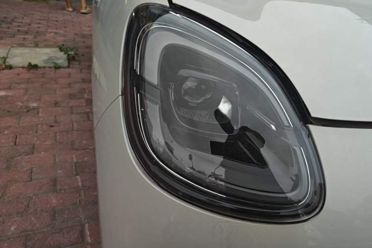 Used Wuling Hongguang MINIEV 2025 Four-Door Version Advanced Edition Right Front Headlight