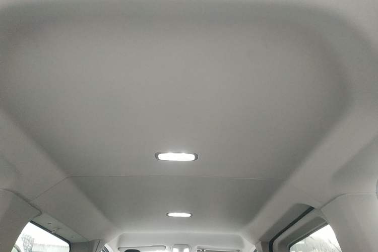 Used SAIC MAXUS Xintu V70 2023 2.0T Elite Edition Automatic Short Wheelbase Low Roof – 5/6 Seats