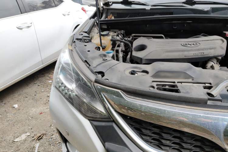 Used BYD Song 2016 1.5TI Manual Luxury Model Right Front Headlight