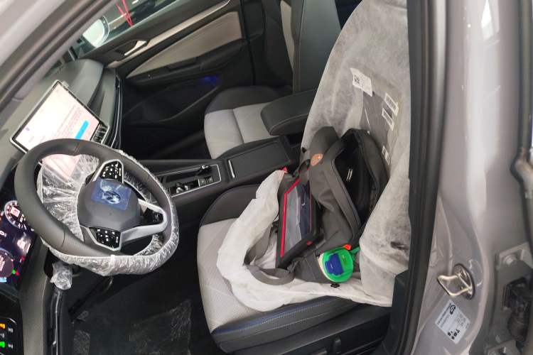 Used Volkswagen Golf 2025 Facelift 300TSI R-Line Left Front Seat