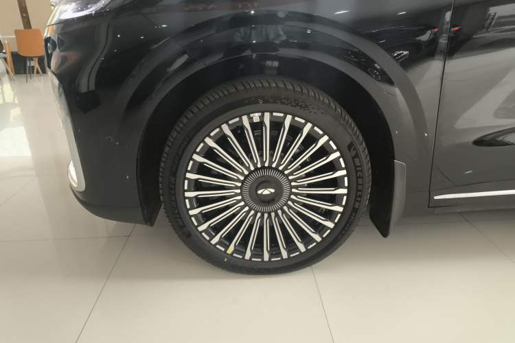 Used Chery T11 2026 Model 220 All-Wheel Drive Dual IMAX Theater Edition Left Front Wheel Hub