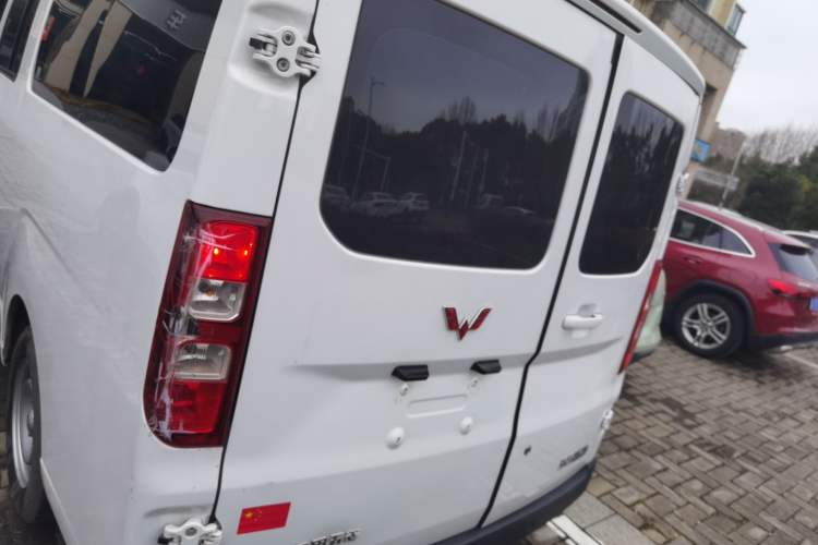Used Wuling Yangguang 2024 300km Comfort-Grade Passenger Van 60kW
