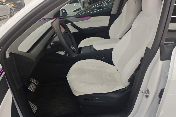 Used Tesla Model Y 2025 Long-Range All-Wheel-Drive Version