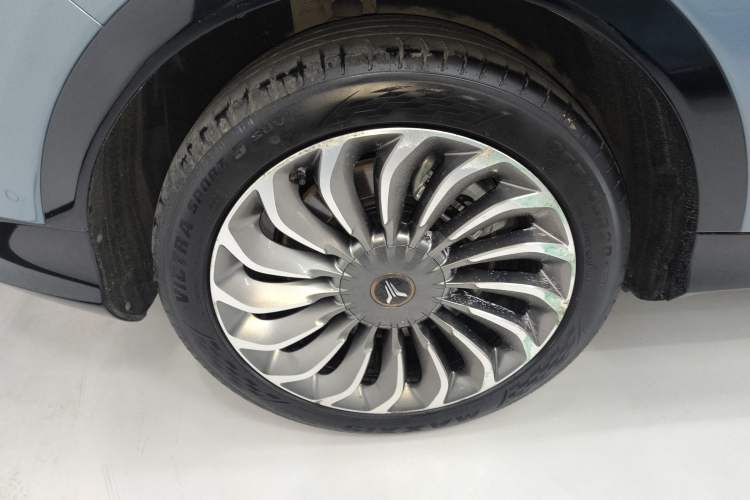 Used VOYAH FREE 2021 Four-Wheel Drive Standard Range-Extended Exclusive Luxury Package Right Rear Wheel Hub