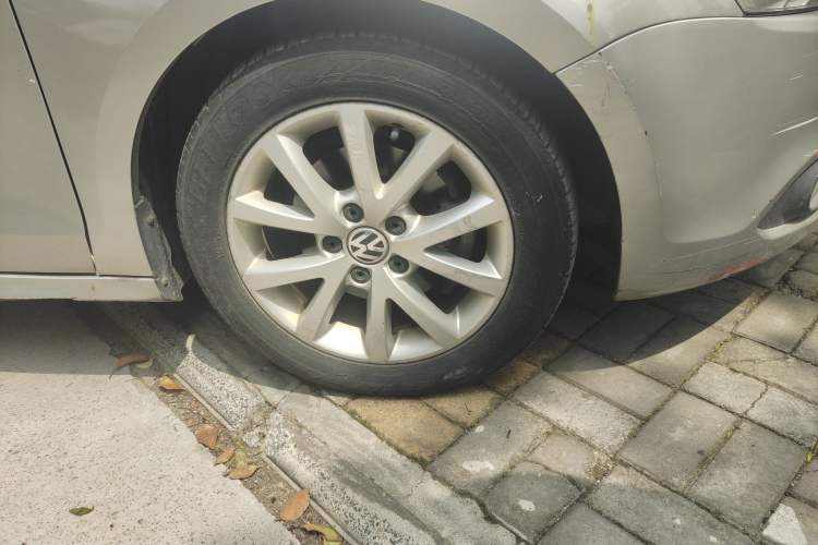 Used Volkswagen Sagitar 2012 1.6L Manual Comfort Model Right Front Wheel Hub