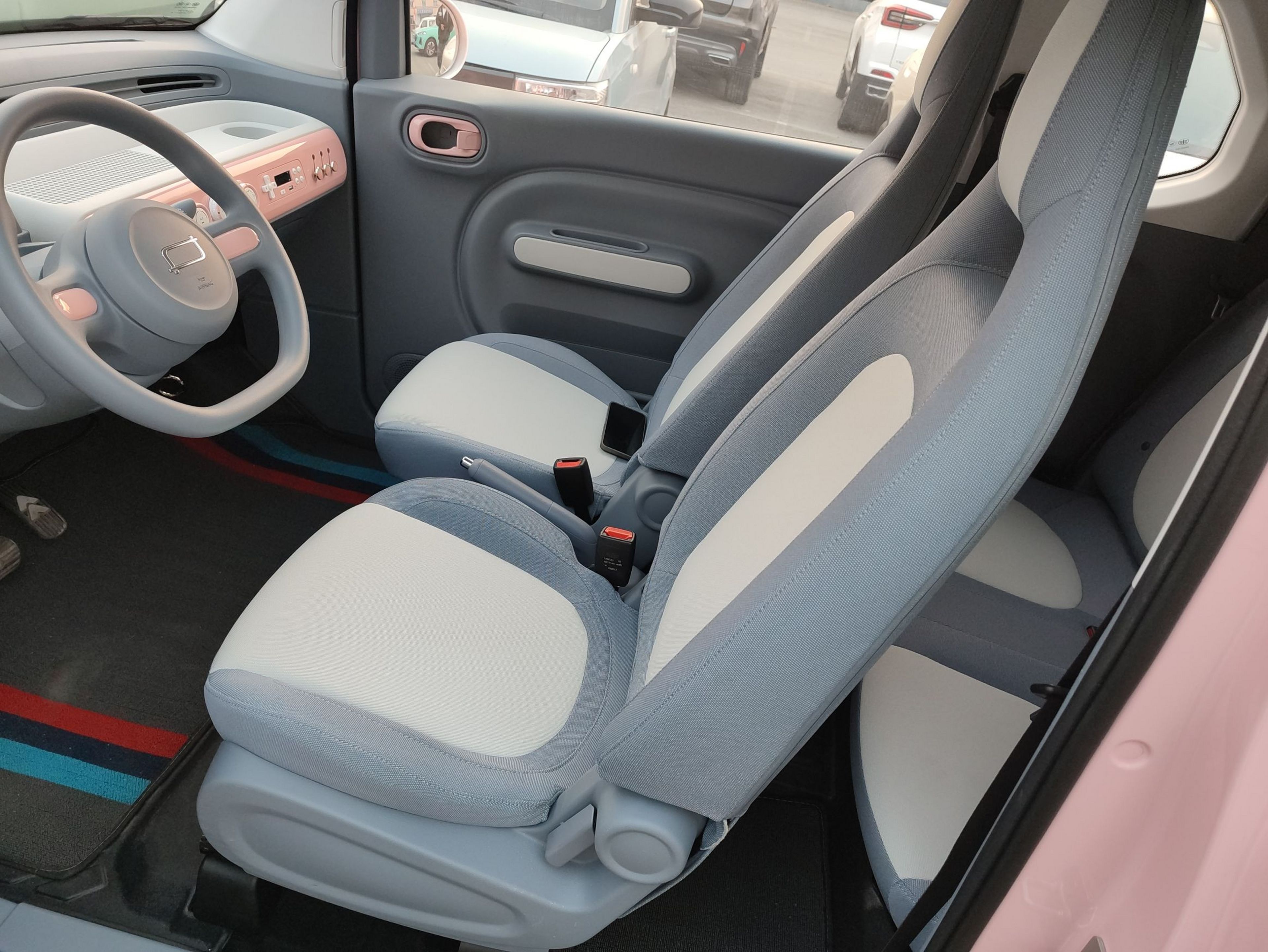 المقاعد الأمامية داخل السيارة