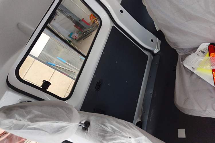 Used Wuling Yangguang 2024 300KM Comfort Version Passenger Van 75kW