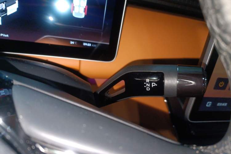 Used Geely Galaxy LEVC L380 2024 140-Degree 6-Seater All-Wheel-Drive Ultra