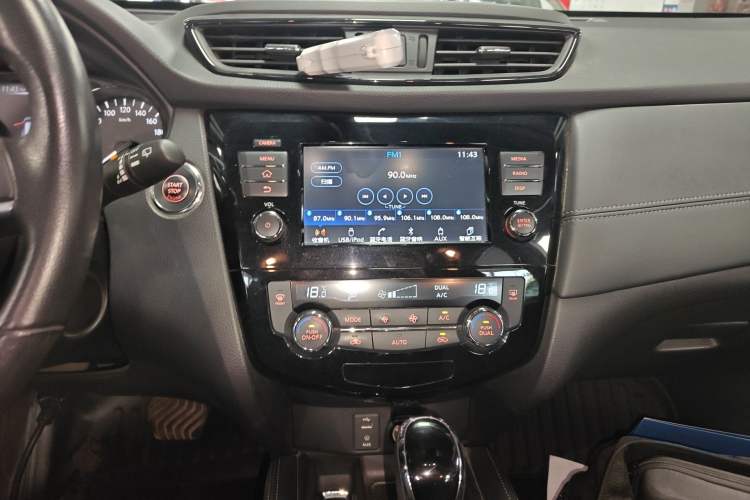 Used Nissan X-Trail 2017 2.5L CVT Luxury Edition 4WD Audio And AC Panel