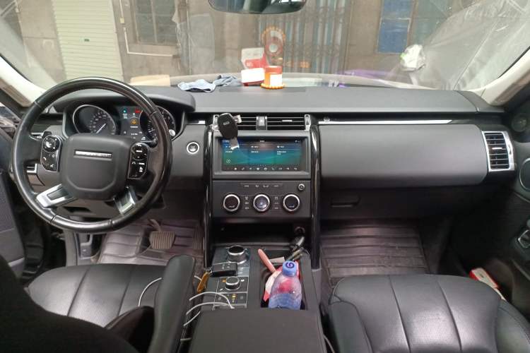 Used Land Rover Discovery 2018 2.0T SE Center Console