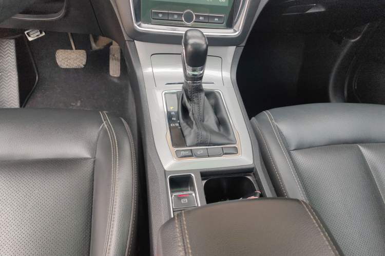 Used Roewe RX5 2019 20T Two-Wheel Drive Automatic 4G Connected Platinum Edition Gear Lever