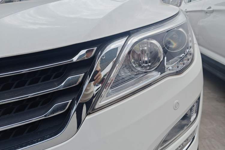 Used Baojun 560 2015 1.8L manual luxury version Left Front Headlight