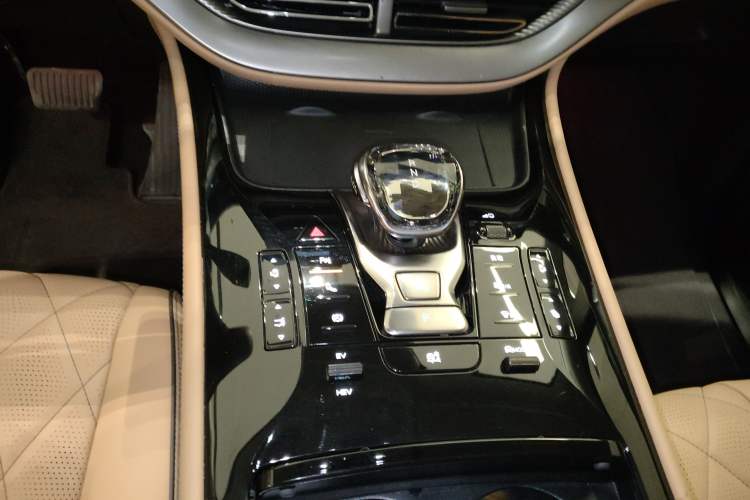 Used Denza D9 2024 DM-i 1050 Luxury Model
