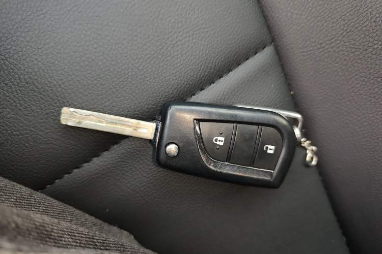 Used Toyota RAV4 2015 2.0L CVT Two-Wheel Drive Fashion Edition Vehicle Key