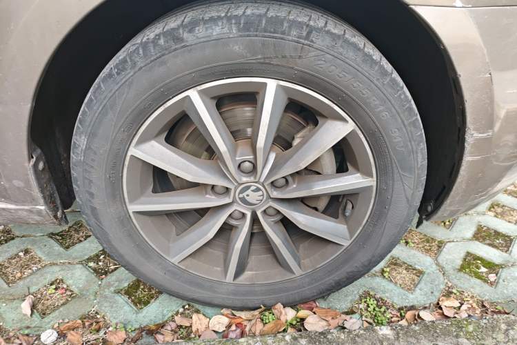 Used Skoda Octavia 2018 TSI230 DSG Comfort Edition Right Front Wheel Hub
