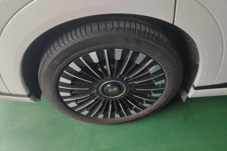 Used XPeng X9 2025 740 Ultra-Long Range Max Exterior 5