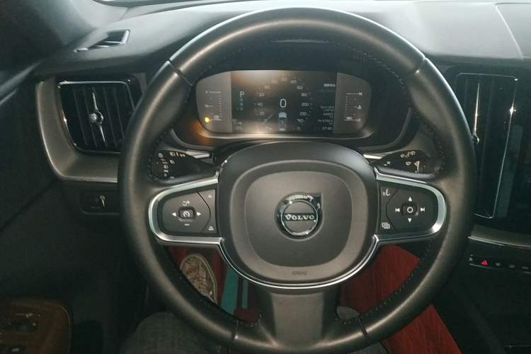 Used Volvo XC60 2021 T5 4x4 Smart Luxury Edition Steering Wheel