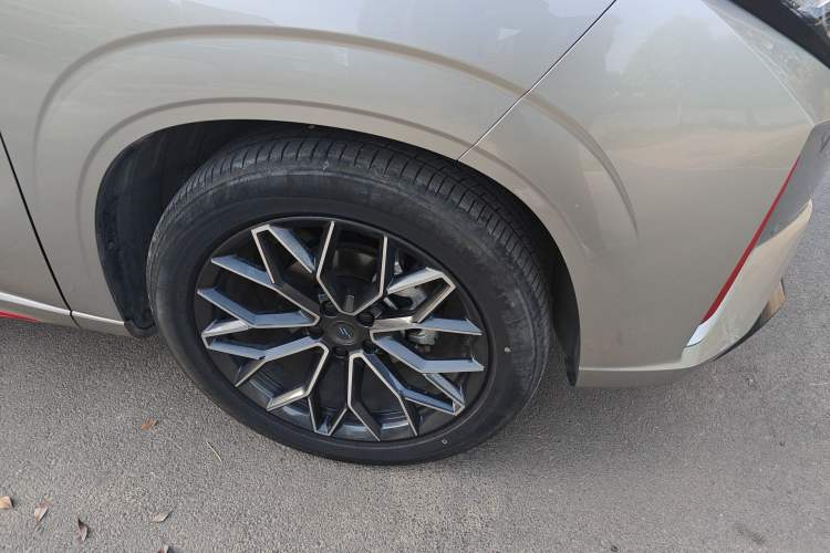 Used CHANGAN OSHAN Z6 2023 Blue Whale 2.0T Automatic Smart Drive Model Right Front Wheel Hub
