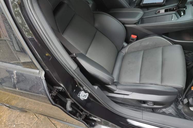 Used Lynk & Co 03 2025 1.5TD DCT Champion Edition Pro Right Front Seat