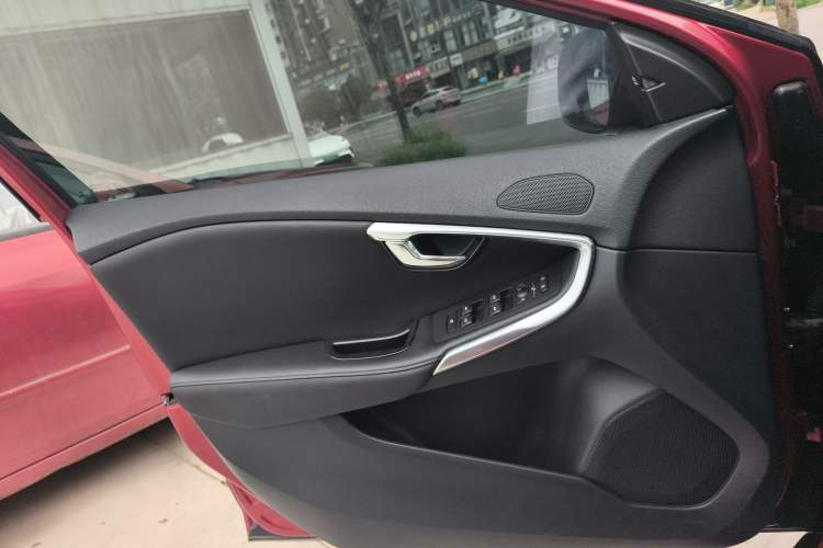 Used Volvo V40 2014 2.0T Zhiya Edition
