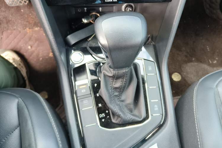 Used Volkswagen Tiguan L 2018 Revised Version 330TSI Automatic Two-Wheel Drive Comfort Edition Gear Lever
