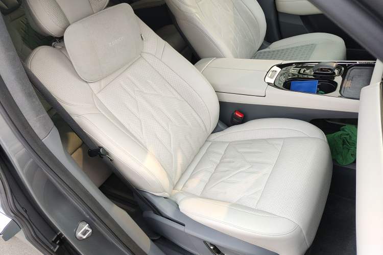 Used Zeekr 009 2024 7-Seater Walk-Through Version Four-Wheel Drive 108 kWh