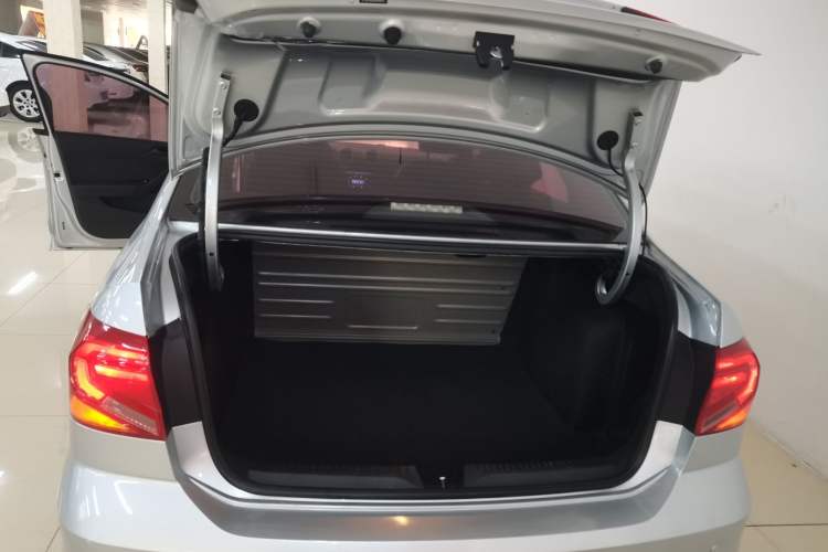 Used Volkswagen Jetta 2017 1.4L Manual Fashion Edition Trunk