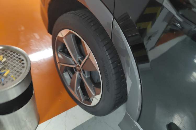 Used Audi Q5 e-tron 2022 40 e-tron Starry Edition Luxury Package Right Rear Wheel Hub