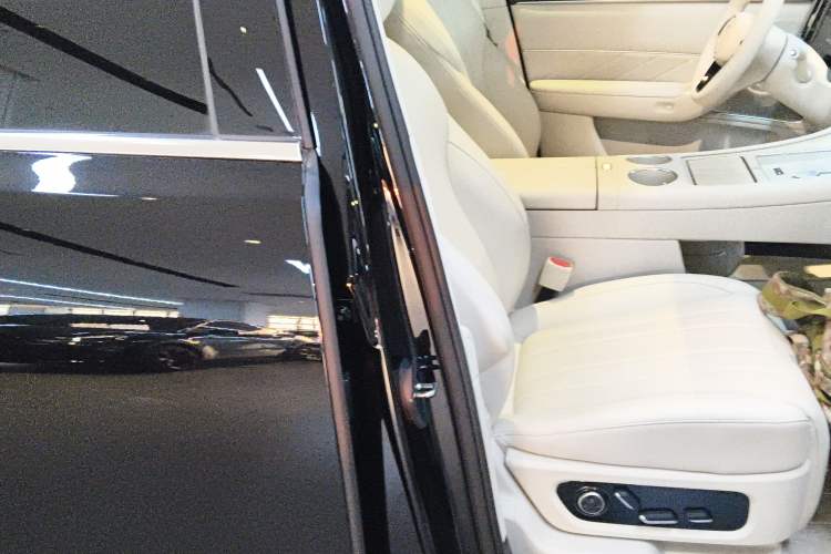 Used Hima AITO M8 2025 Extended-Range Ultra Version 53.4 kWh 6-Seater Edition
