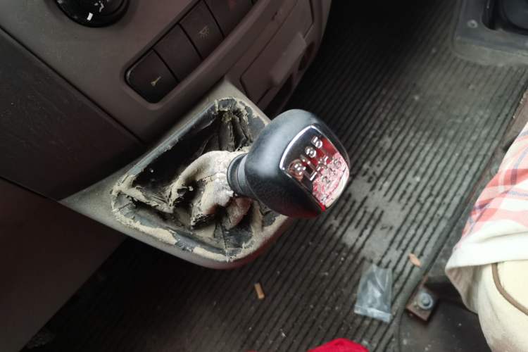 Used Dongfeng Yufeng Yufeng 2015 2.5T Lingyun Edition Yulibao High-End Short Wheelbase Mid-Roof ZD25
