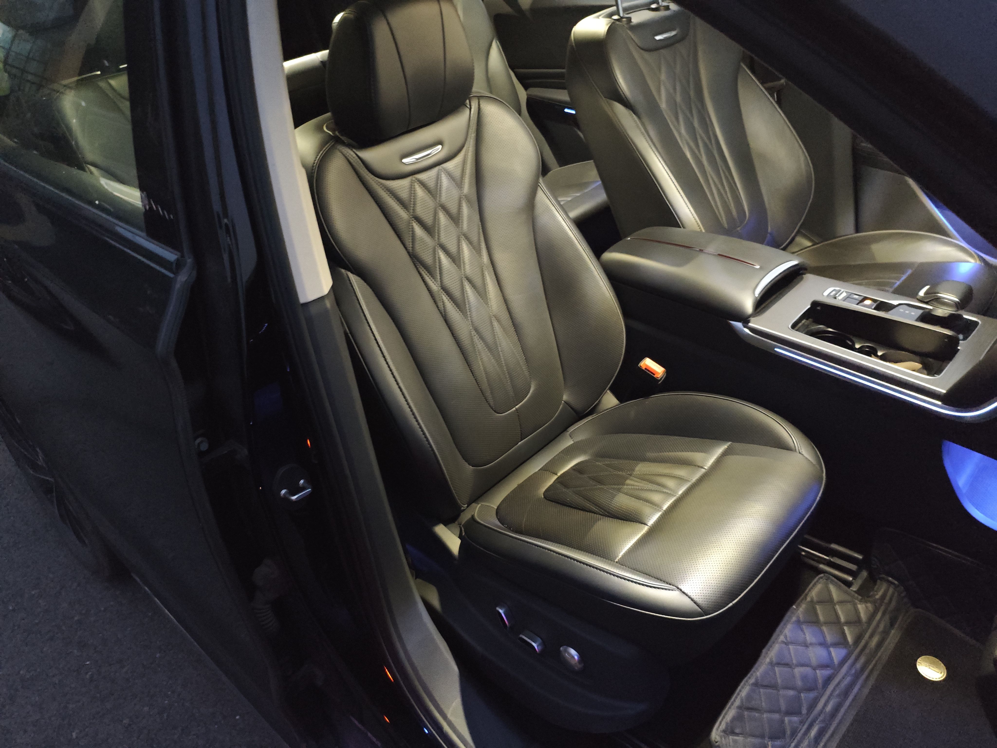 Hongqi HS7 PHEV 2024 2.0T PHEV Four-Wheel Drive Flagship Edition 6 Seats — снимка 19