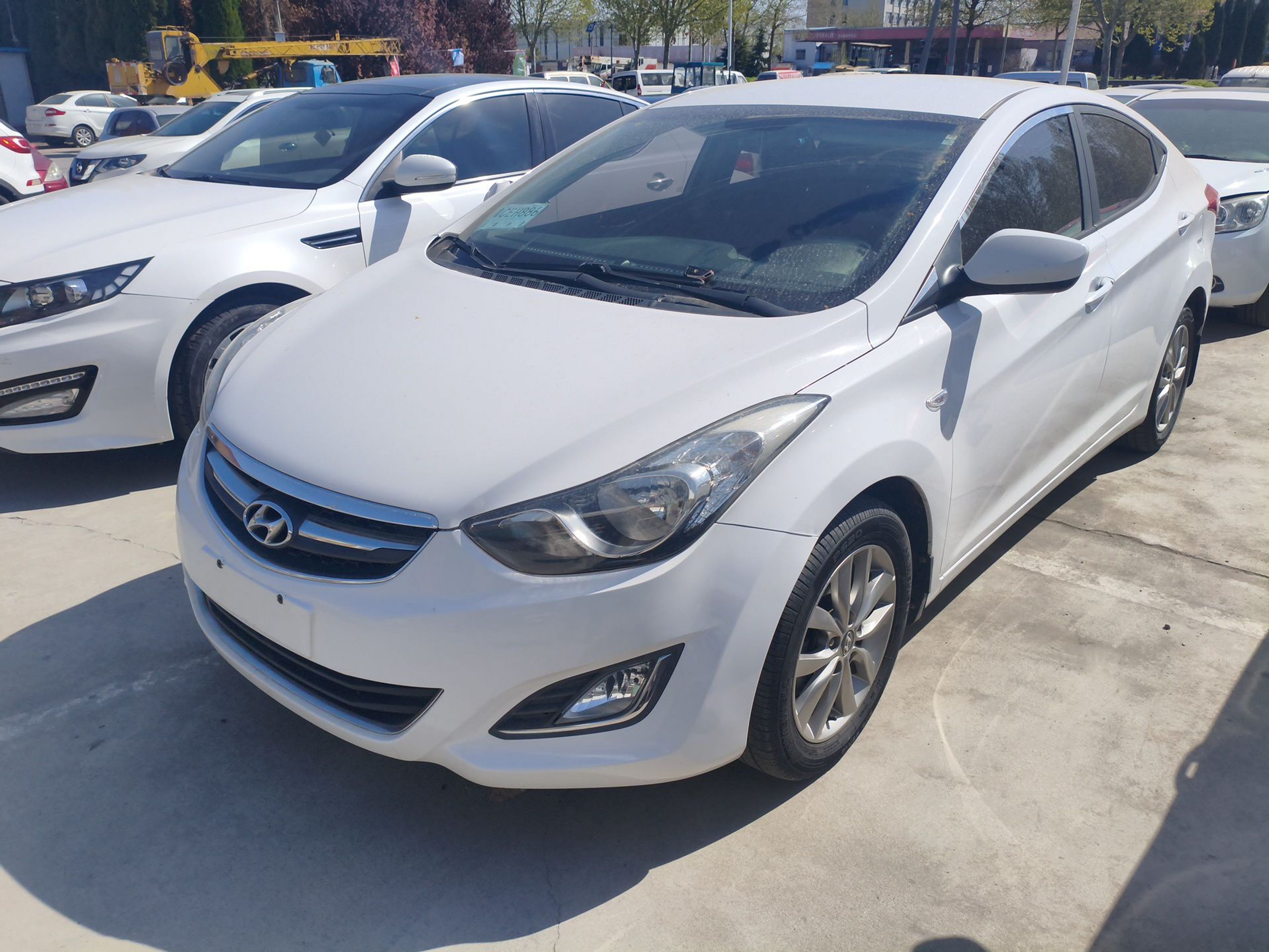 تحت مقدمة السيارة