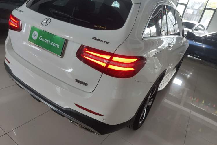 Used Mercedes-Benz GLC 2017 GLC 260 4MATIC Luxury Model Exterior 3