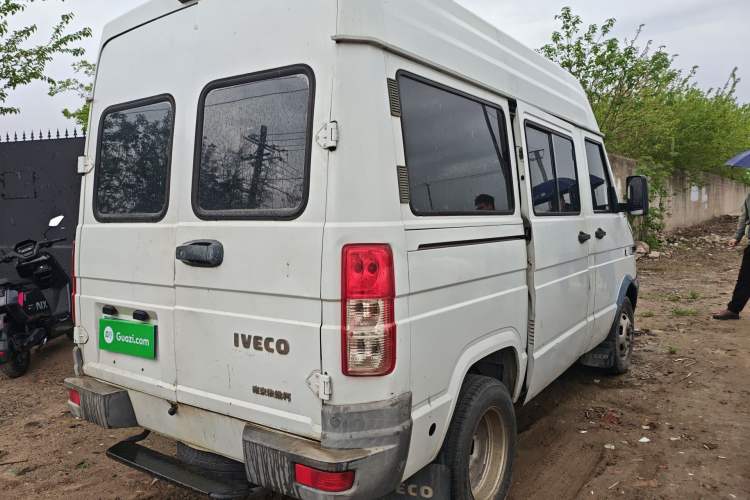 Used Iveco Daily 2017 2.5T A35 Low-Roof 5-7 Seater Passenger Van 47Z5