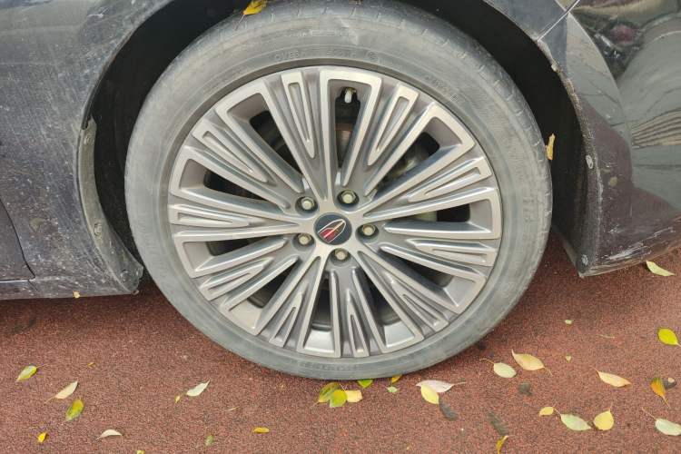 Used Hongqi H5 2022 Classic Model Facelift 1.8T Automatic Smart Connect Flagship Edition Right Front Wheel Hub