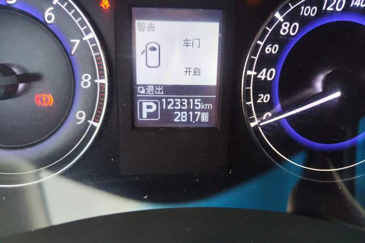 Used Infiniti QX50 2015 2.5L Comfort Edition Odometer Close Up