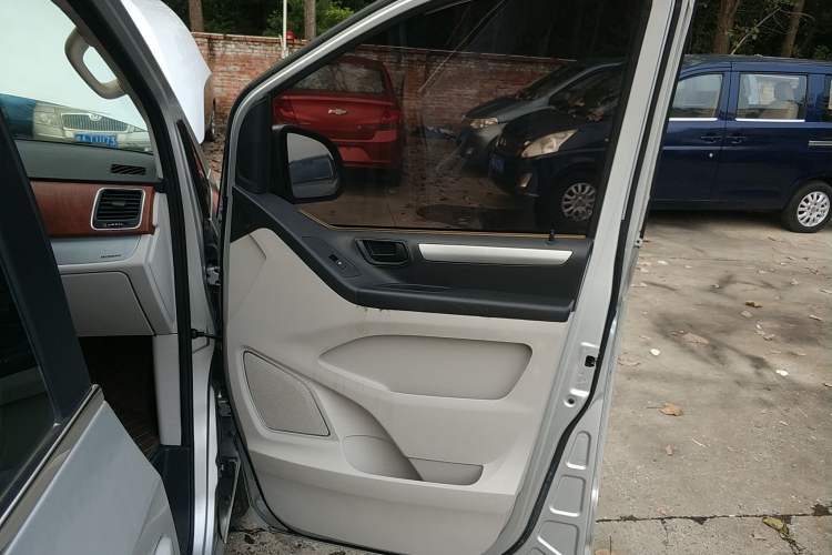 Used SAIC MAXUS G10 2016 2.0T Automatic Elite Edition
