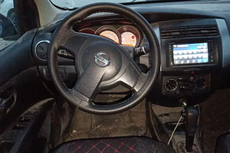 Used Nissan Livina 2010 Jingyue Edition 1.6L Automatic All-in-One Model Steering Wheel