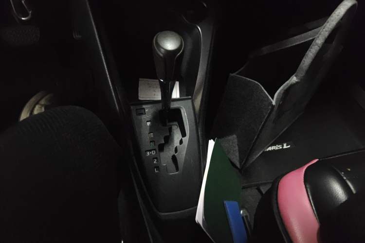 Used Toyota YARiS L Zhi Xuan 2015 1.5E Automatic Charm Edition Gear Lever