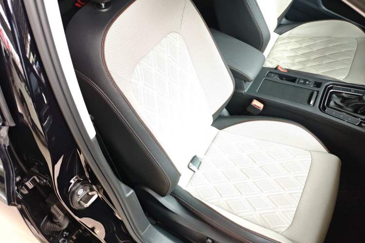 Used Volkswagen Magotan 2023 2 Million Units Commemorative Edition 330TSI DSG Luxury Version Right Front Seat