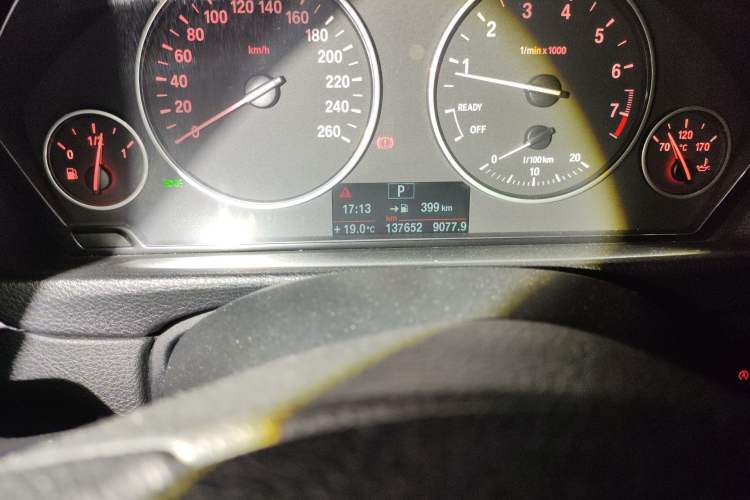 Used BMW 3 Series 2013 320Li Fashion Model Odometer Close Up