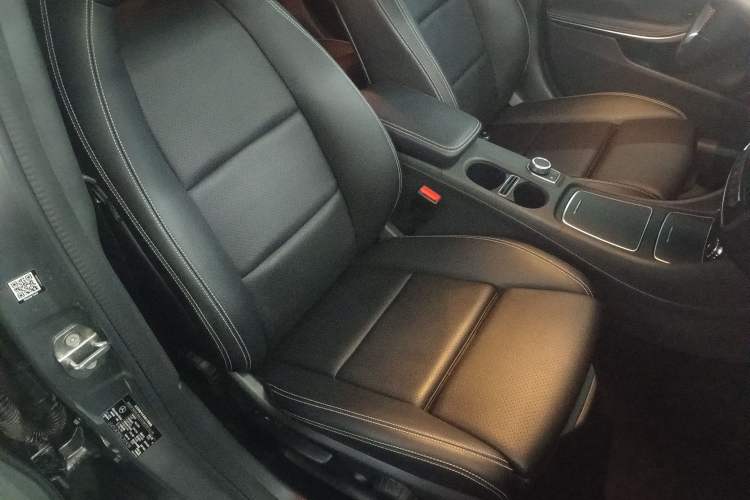 Used Mercedes-Benz GLA 2018 GLA 200 Sport Edition Right Front Seat