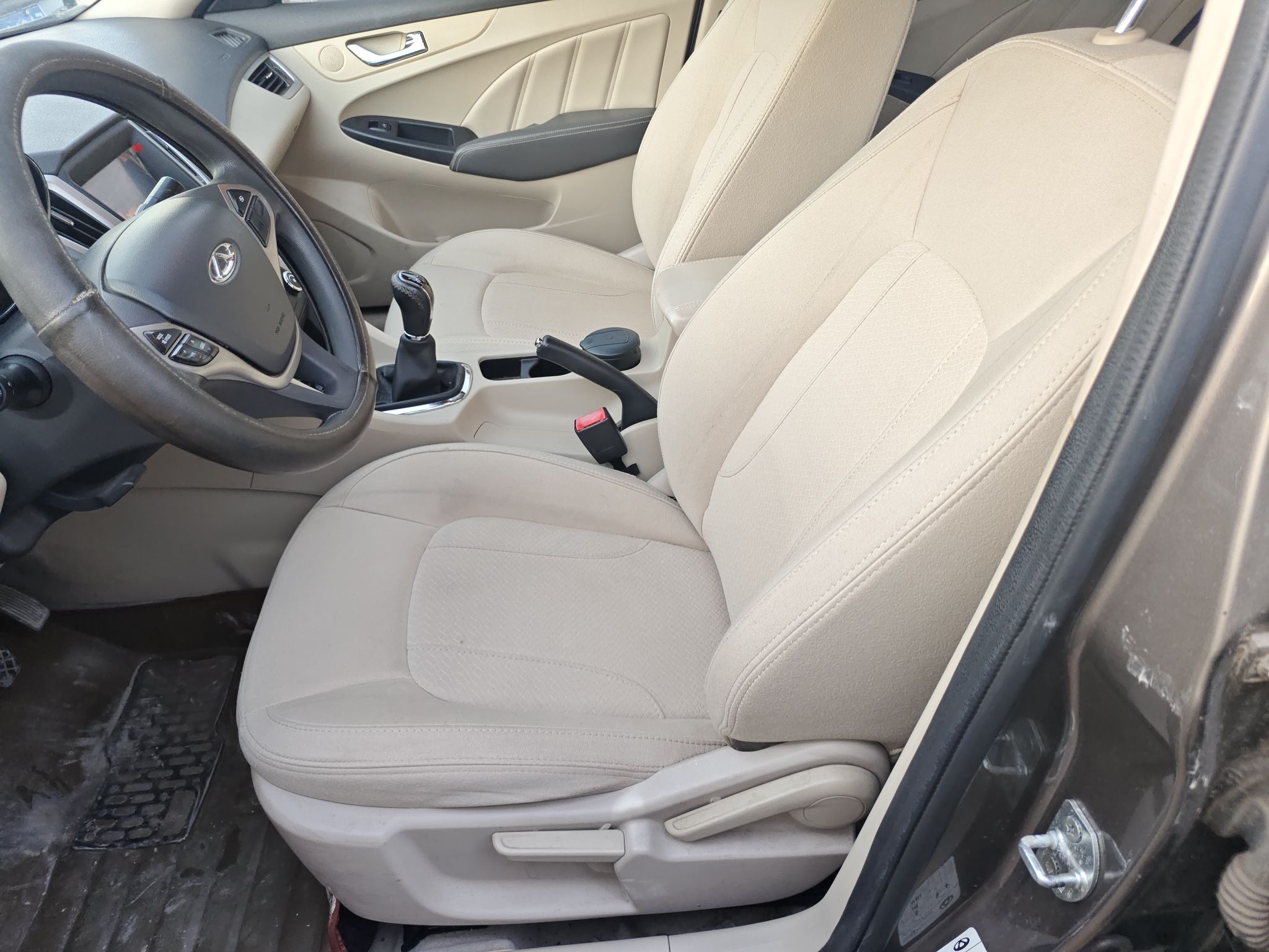 Переднее сиденье в автомобиле