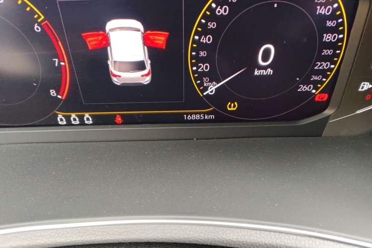 Used Volkswagen T-ROC 2021 280TSI DSG Two-Wheel Drive Comfort Connect Edition Odometer Close Up