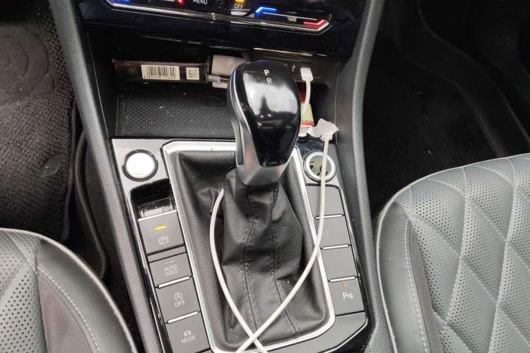 Used Volkswagen Sagitar 2023 300TSI DSG Excellence Edition Gear Lever