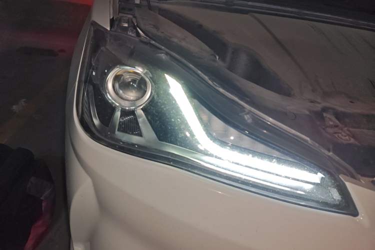 Used NETA V 2021 Standard Range Entertainment Edition Right Front Headlight