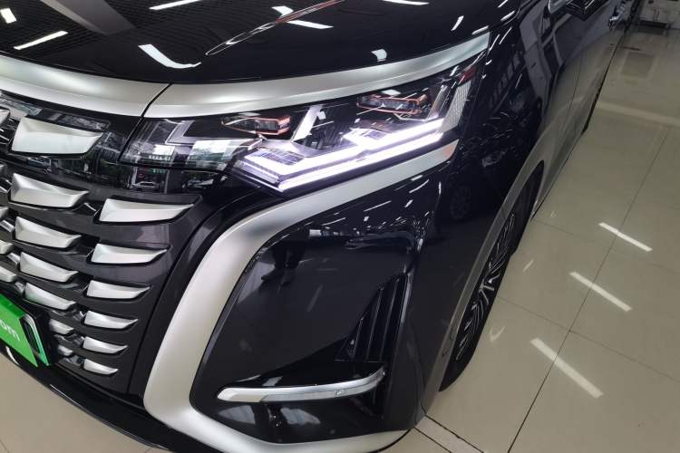 Used Denza D9 2024 DM-i 970 Luxury Model
